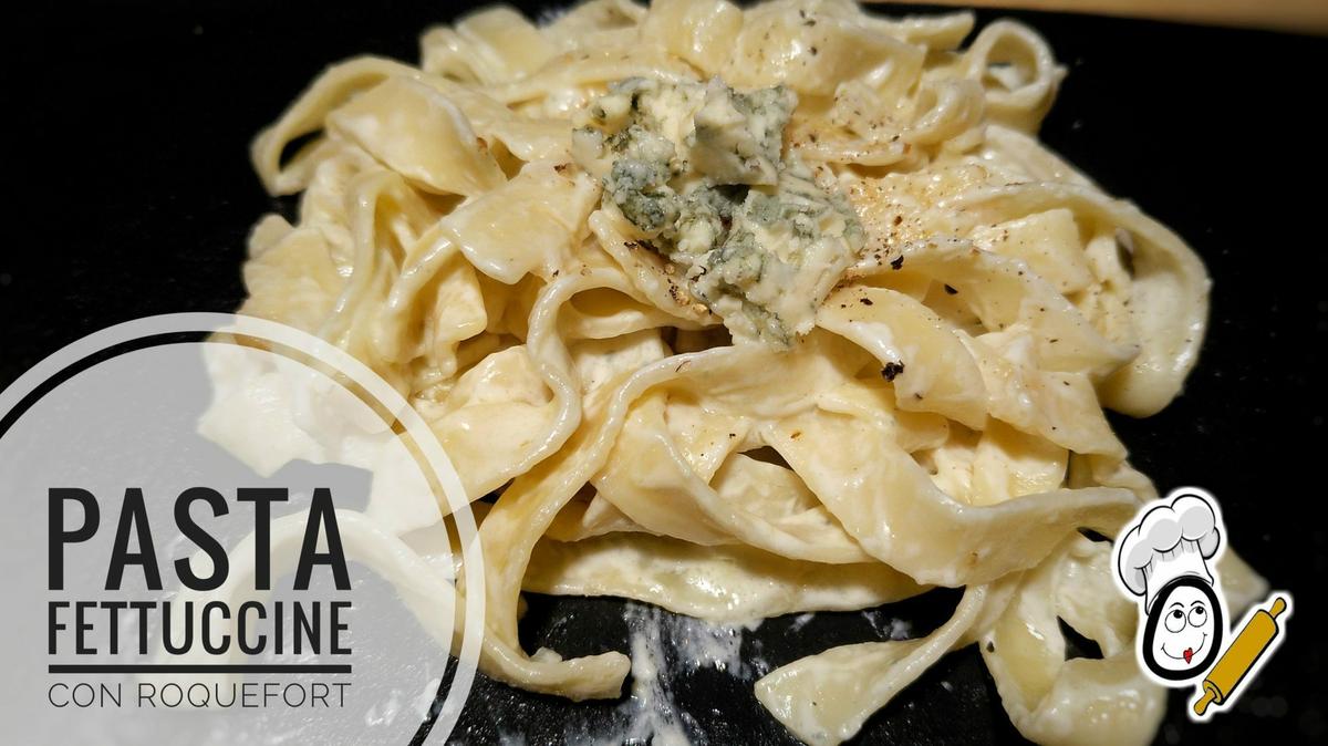 Pasta fettuccine con salsa roquefort.