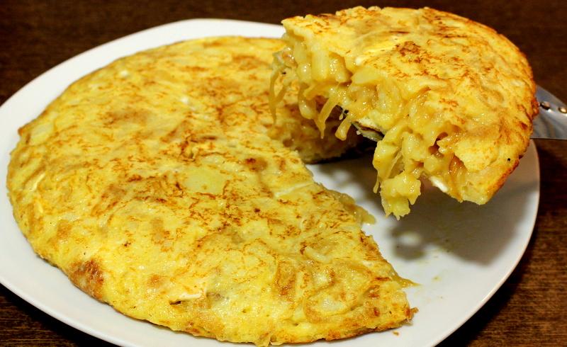 Tortilla de patata con cebolla caramelizada y queso de cabra