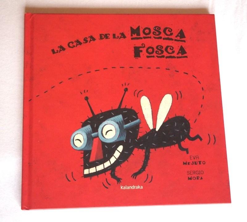 Portada del libro: La casa de la mosca fosca. Rojo y con una mosca con gafas