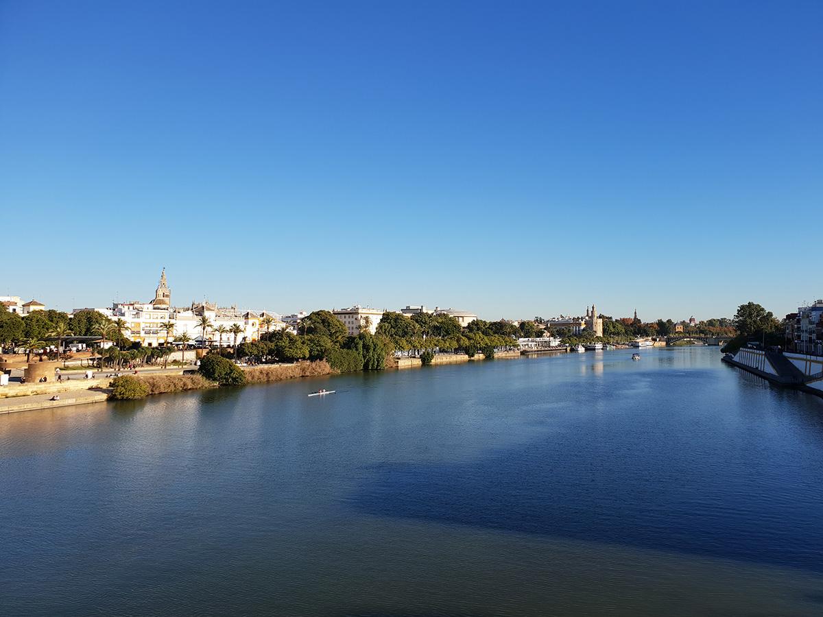 Puente de Triana, qué ver y qué hacer en Sevilla