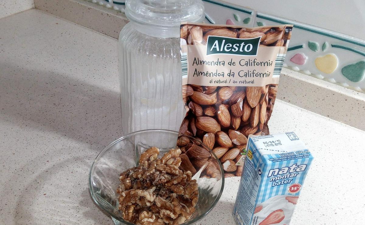 Ingredientes para hacer el turrón de nata (crema de leche) y nueces en Thermomix.