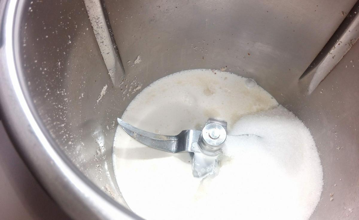 Nata (crema de leche) y azúcar para el turrón de nata (crema de leche) y nueces en Thermomix