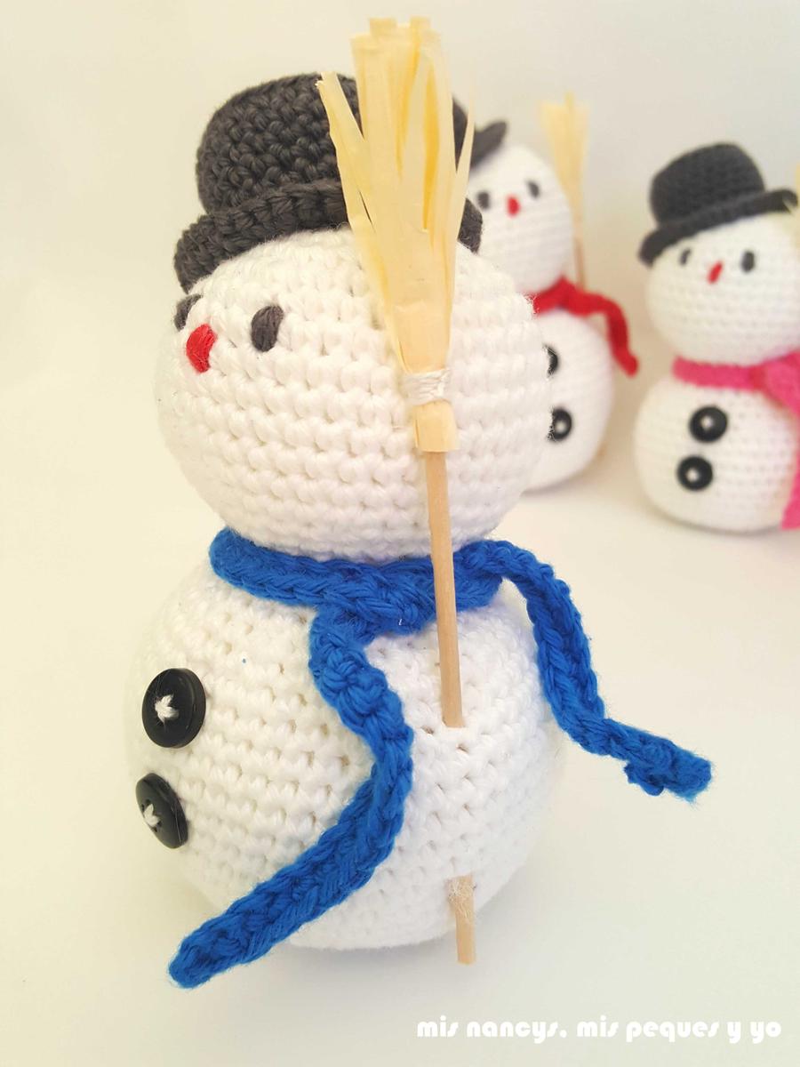 mis nancys, mis peques y yo, muñecos de nieve amigurumi, detalle de la escoba