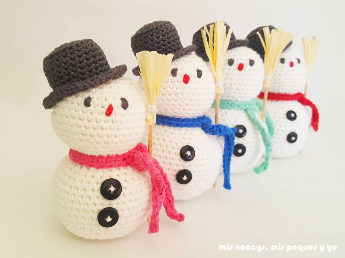 mis nancys, mis peques y yo, muñecos de nieve amigurumi, cuatro muñecos con bufandas de colores