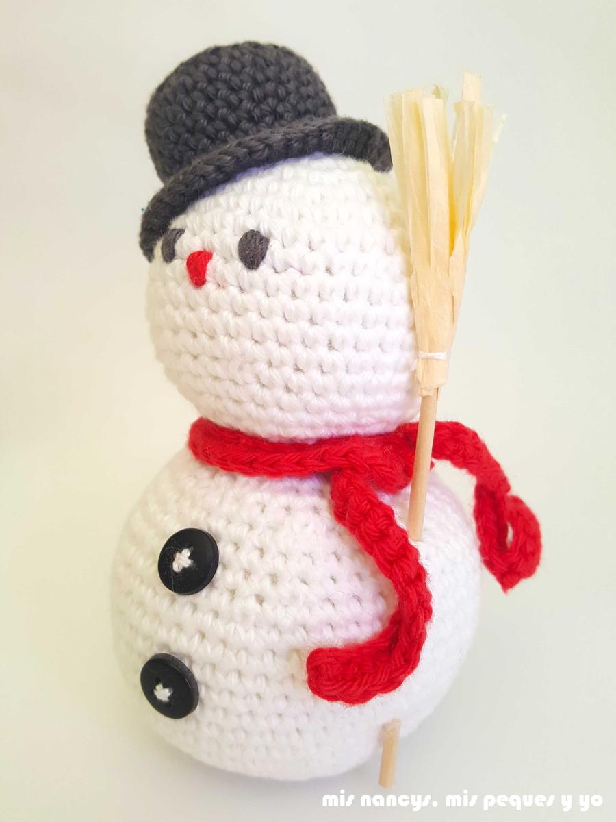 mis nancys, mis peques y yo, muñecos de nieve amigurumi, muñeco de nieve con bufanda roja y escoba