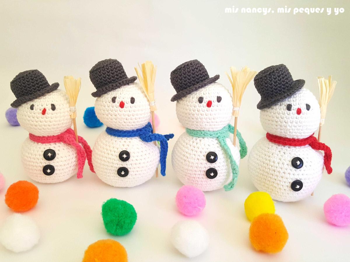 mis nancys, mis peques y yo, muñecos de nieve amigurumi, muñecos de nieve en escalera de tamaño