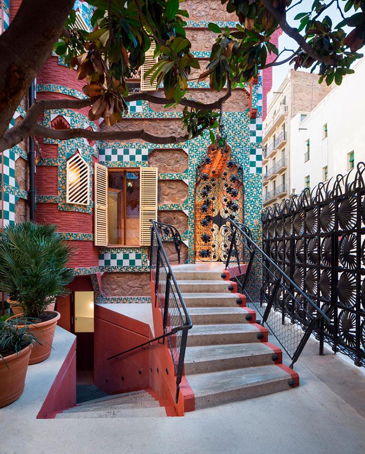 casa-vicens-antoni-gaudi-escalera