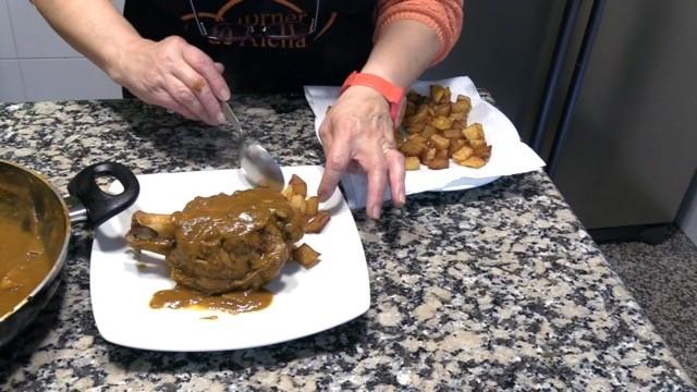 Emplatamos el codillo de cerdo en salsa