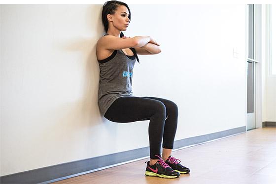 ejercicio de sentadilla isométrica para cuádriceps
