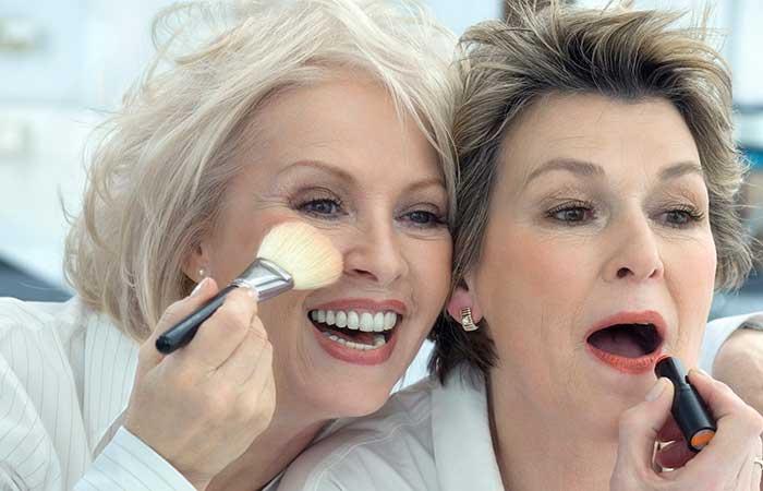 Consejos de maquillaje para mujeres mayores de 50 años - Rellene sus labios Pinit
