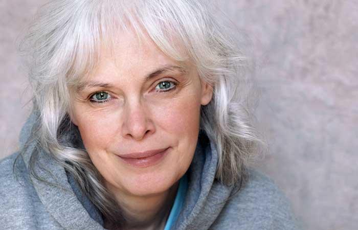 Consejos de maquillaje para mujeres mayores de 50 años - Manténgase cerca de ser natural