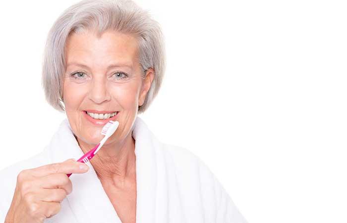 Consejos de maquillaje para mujeres de más de 50 años - No olvides tus dientes