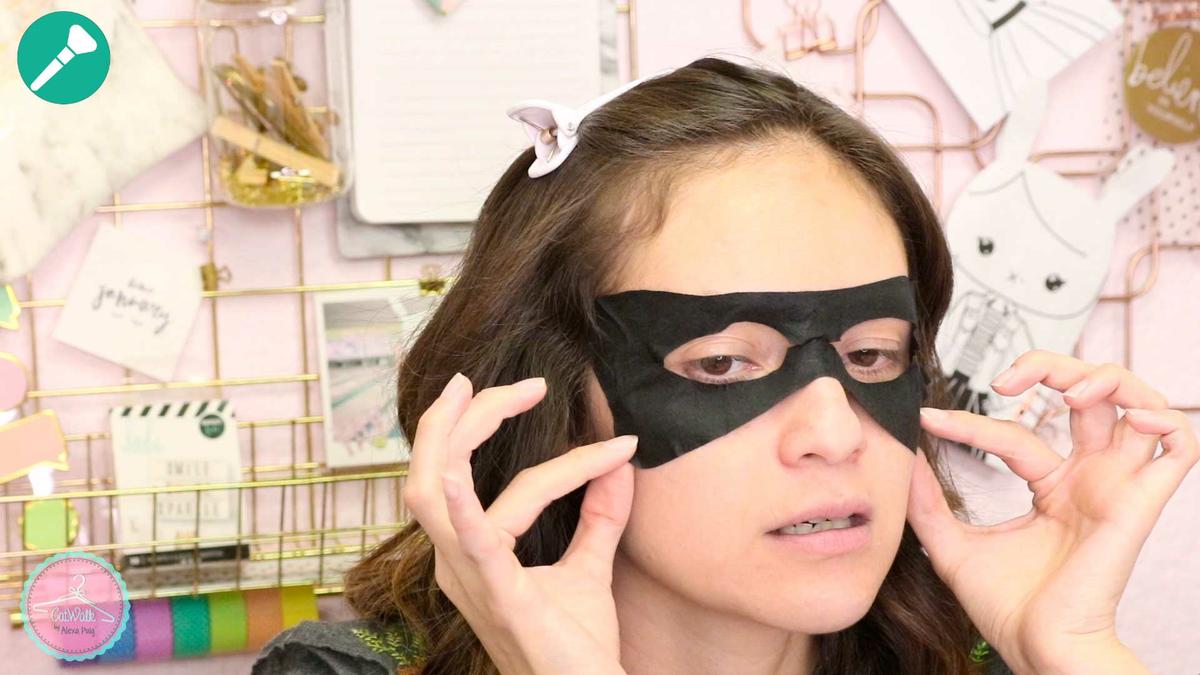 Mascarilla negra para las ojeras y líneas de expresión