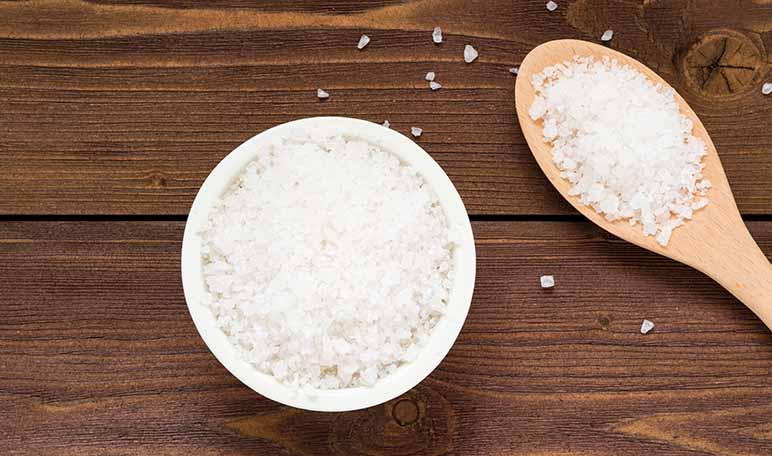 Cómo quitar los granos en la espalda con leche y sal - Trucos de belleza caseros