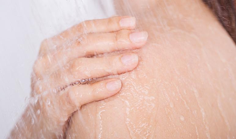 Cómo quitar los granos en la espalda con leche y sal - Trucos de belleza caseros