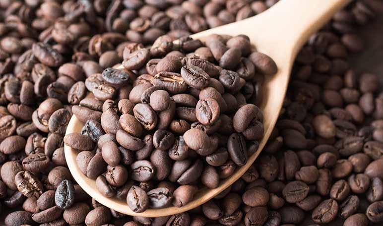 Cómo eliminar las manchas de la cafetera usando sal - Trucos de hogar caseros