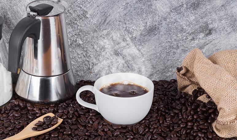 Cómo eliminar las manchas de la cafetera usando sal - Trucos de hogar caseros