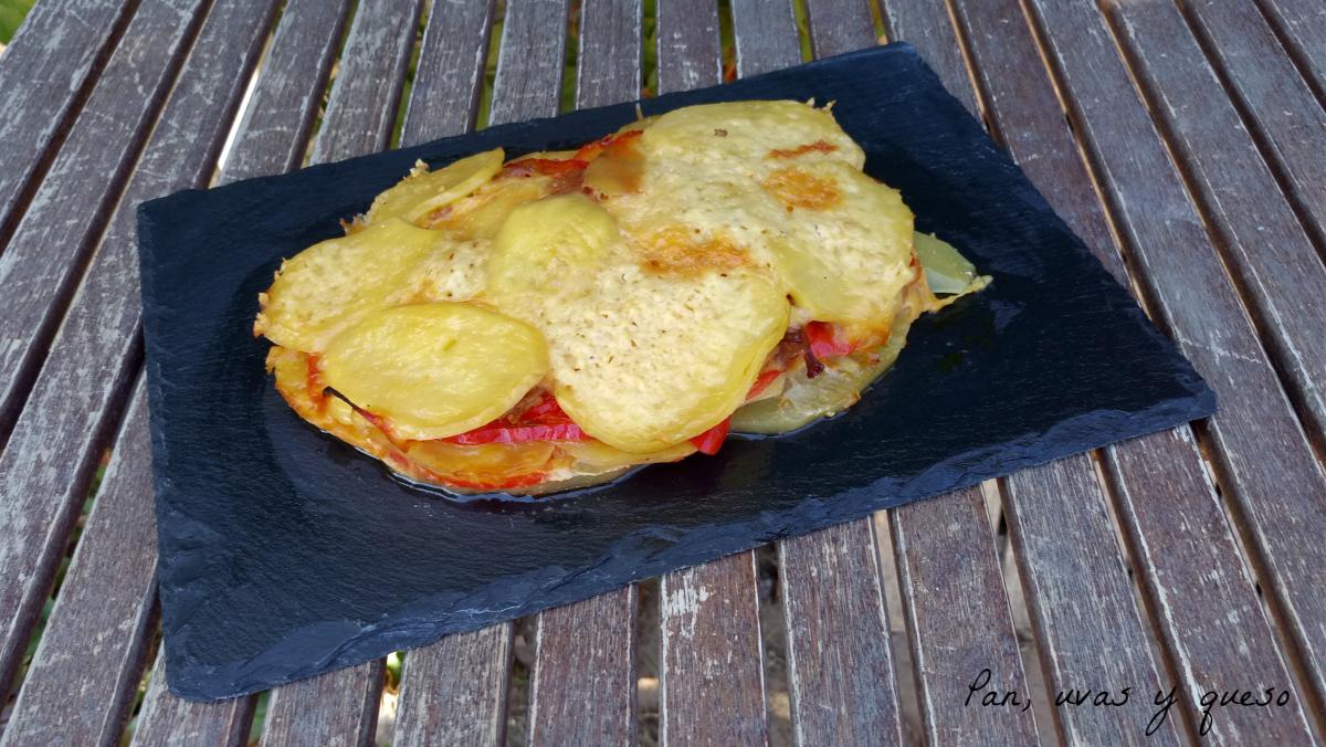 pastel de patatas en crockpot - pan uvas y queso