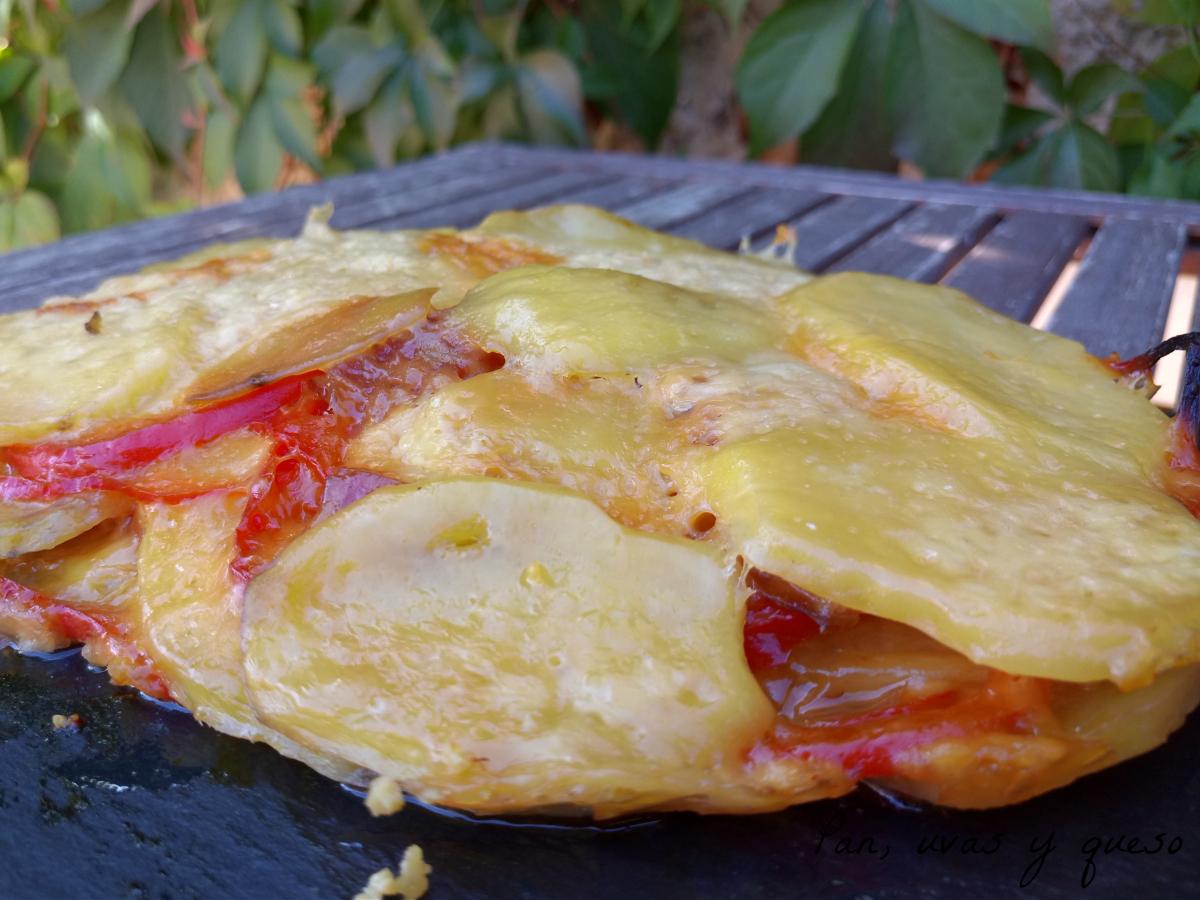 pastel de patatas en crockpot - pan uvas y queso