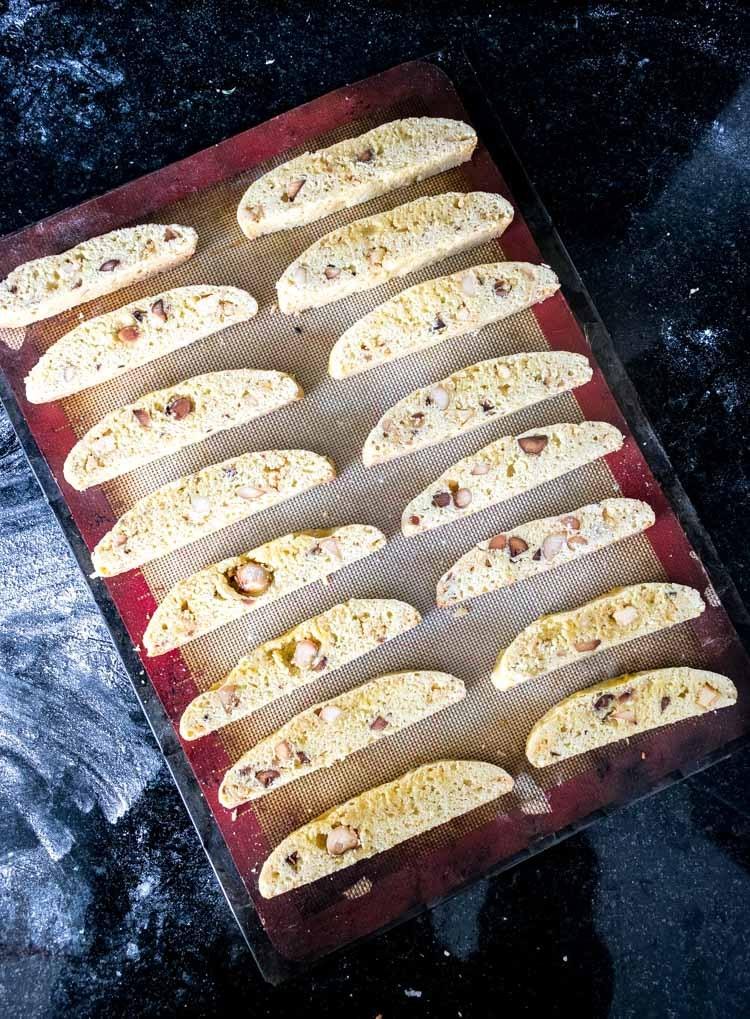 Receta de biscotti de chocolate blanco y macadamia en Maria Orsini