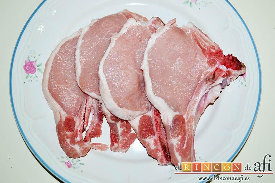 Chuletas de cerdo con alcaparras y anchoas, poner las chuletas en un plato