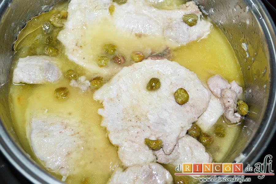 Chuletas de cerdo con alcaparras y anchoas, tapar el caldero y dejar cocer 30 minutos