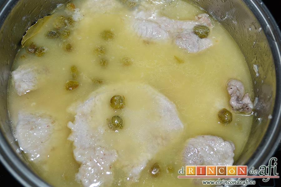 Chuletas de cerdo con alcaparras y anchoas, dejar reposar unos minutos antes de servir