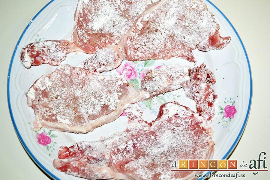 Chuletas de cerdo con alcaparras y anchoas, pasarlas por harina