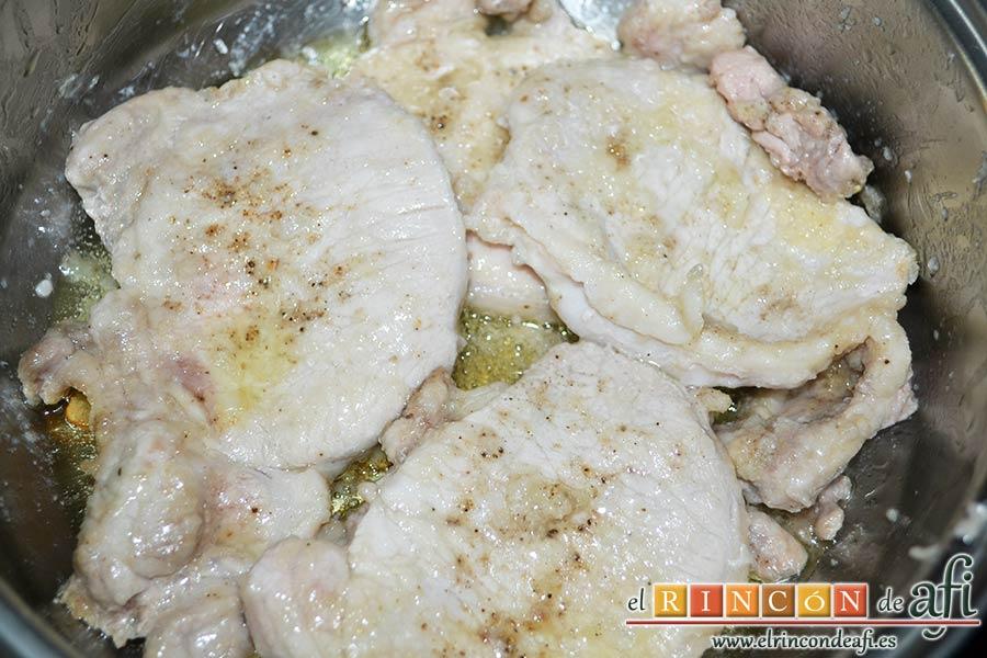 Chuletas de cerdo con alcaparras y anchoas, freírlas por ambos lados