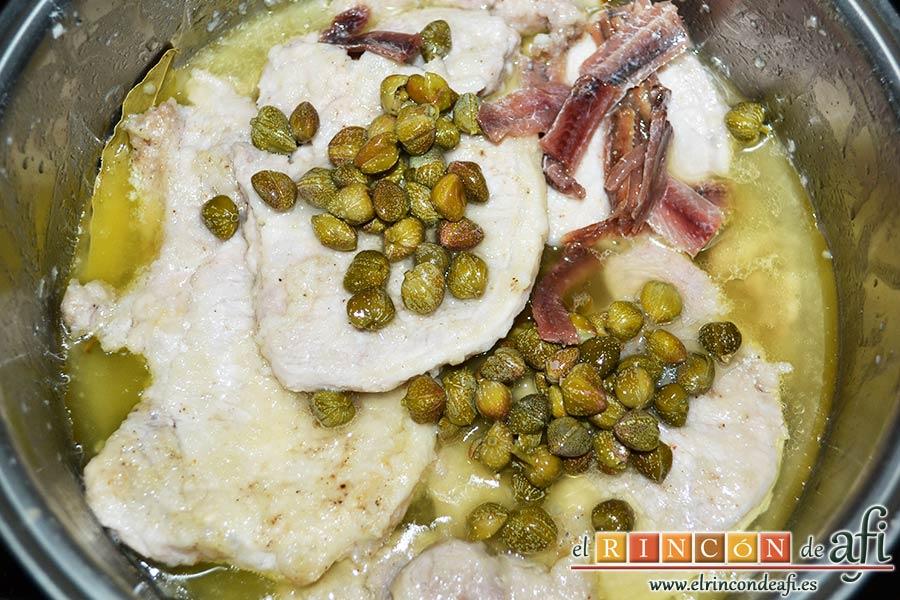 Chuletas de cerdo con alcaparras y anchoas, trocearlas y añadirlas al caldero con las alcaparras, el caldo y el vino