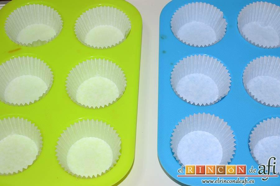 Muffins de dos colores de vainilla y chocolate, preparar los moldes con cápsulas de papel para magdalenas