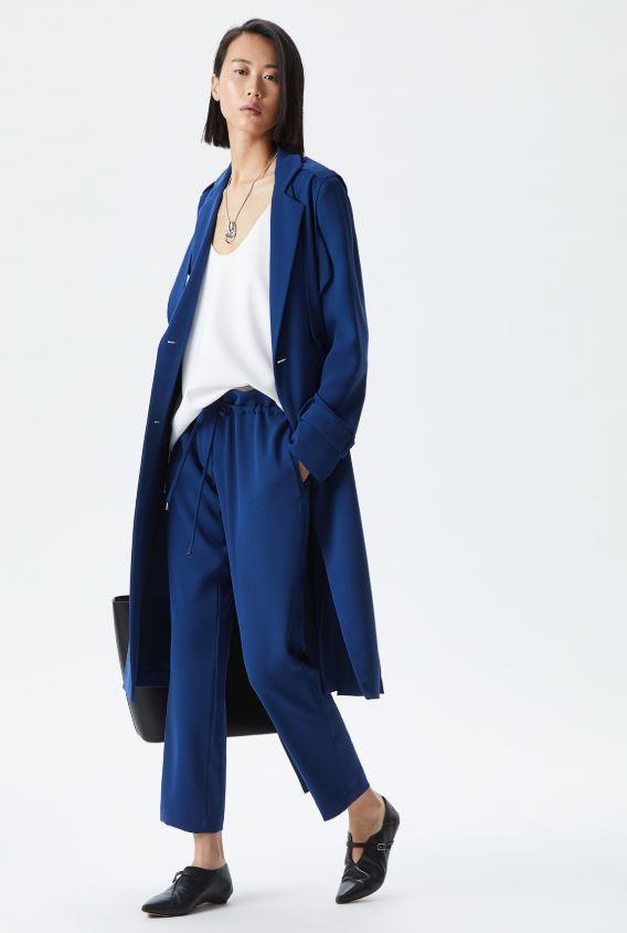 look azul y blanco, chaqueta larga, blazer azul