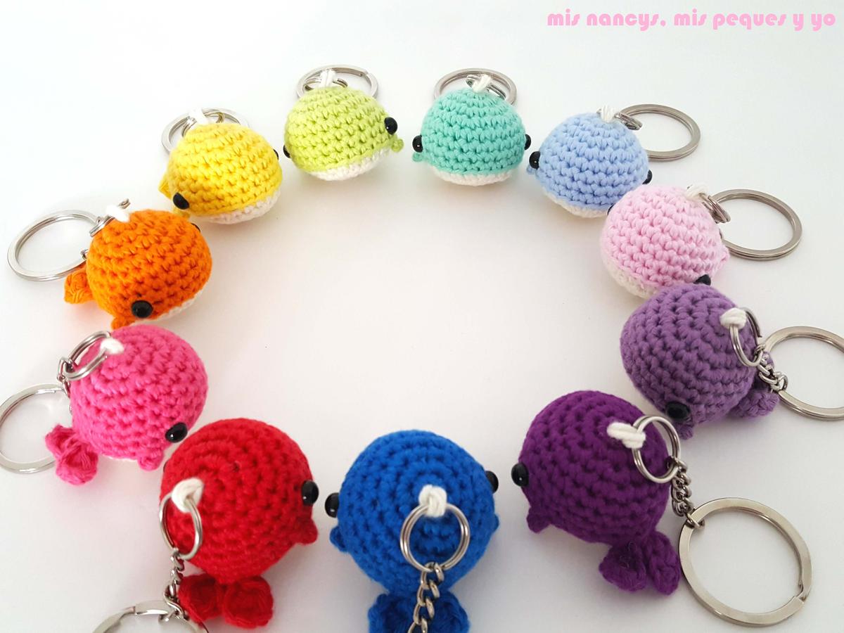 mis nancys, mis peques y yo, ballenitas de ganchillo, llaveros de ballenitas amigurumis de colores