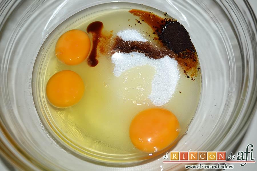 Cookies de chocolate brownie, en otro bol ponemos los huevos, el azúcar, el extracto de vainilla y el café soluble
