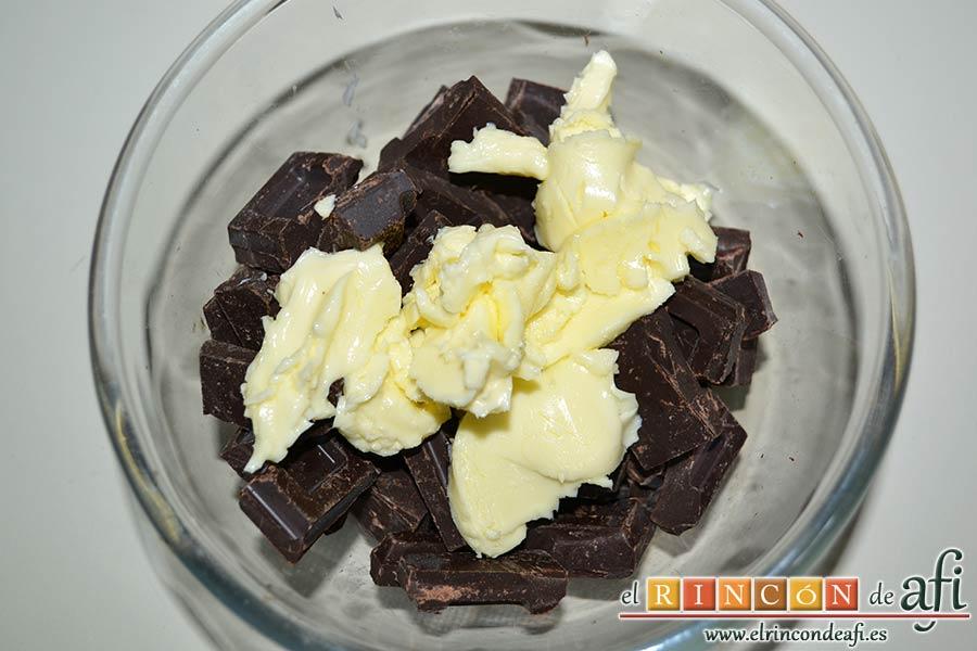 Cookies de chocolate brownie, en otro bol poner la mantequilla en pomada con el chocolate negro