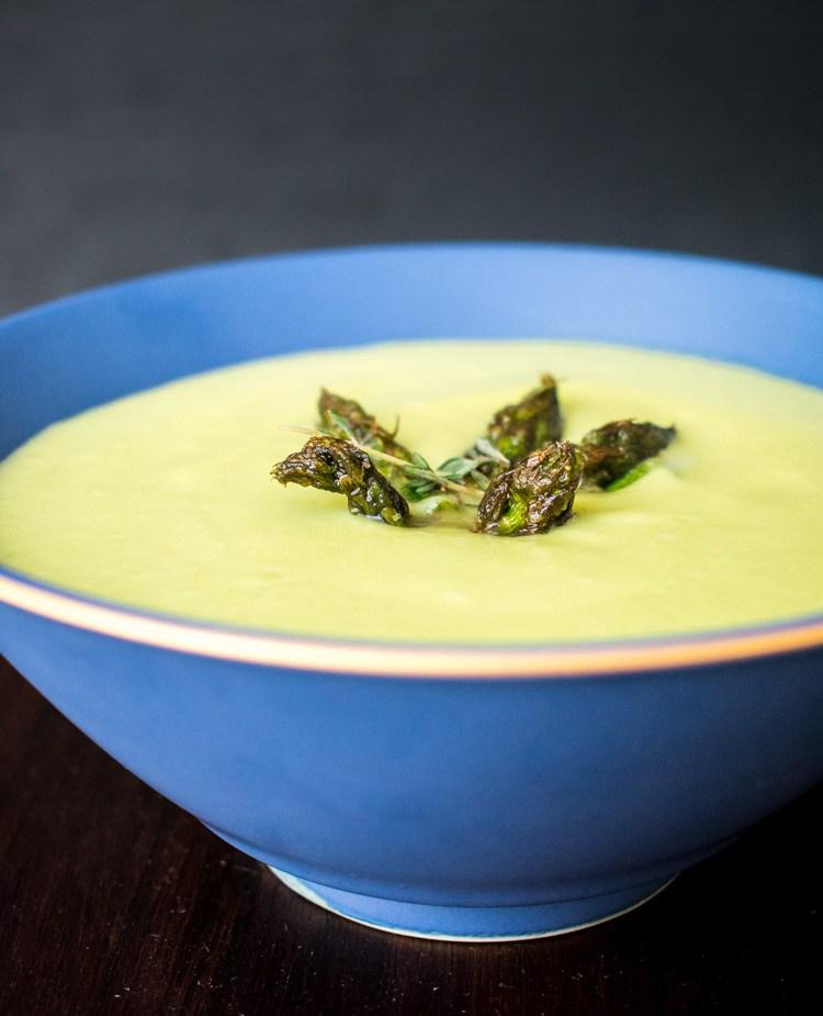 Sopa de aguacate y espárragos en revista Maria Orsini