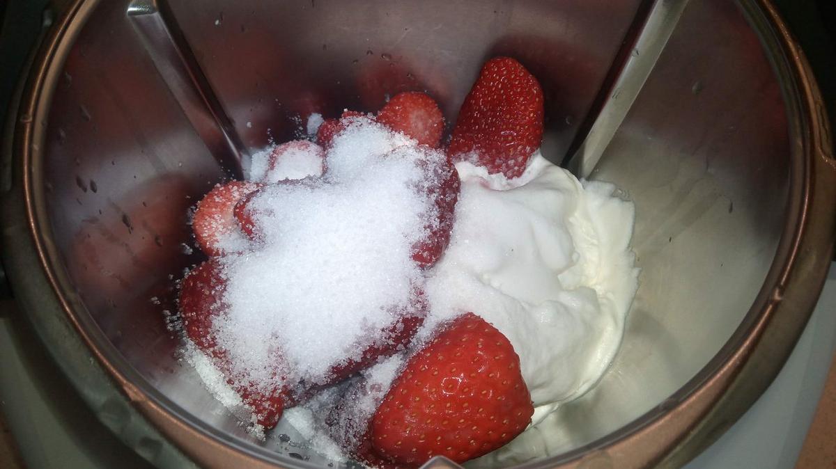 Echar el azúcar, las fresas y la nata montada (crema de leche) en el vaso de la Thermomix