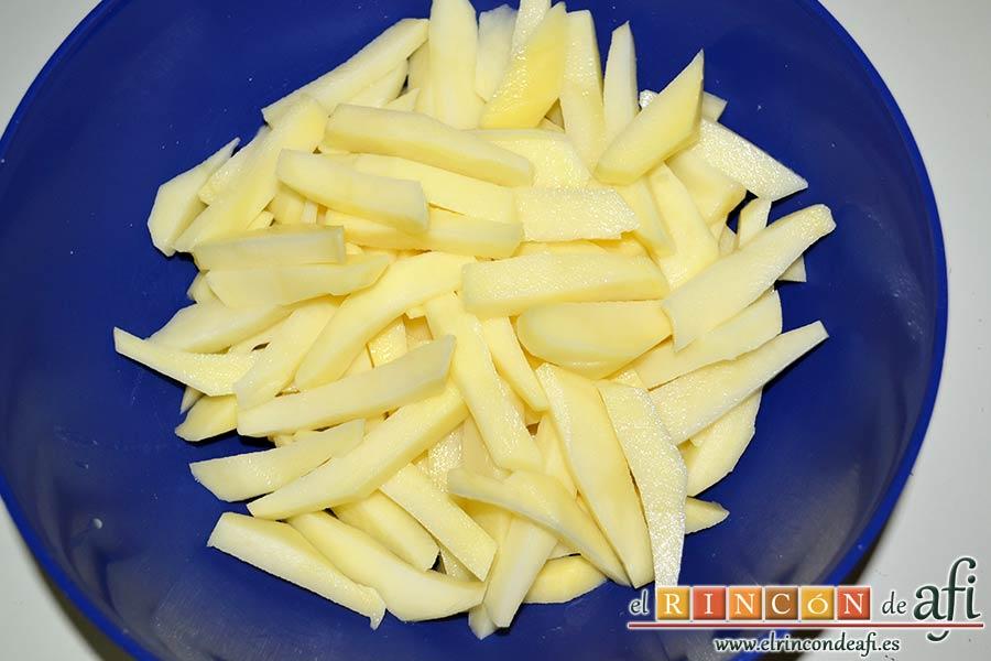 Chuletas de Sajonia con salsa de perejil, pelar y cortar las papas para freír