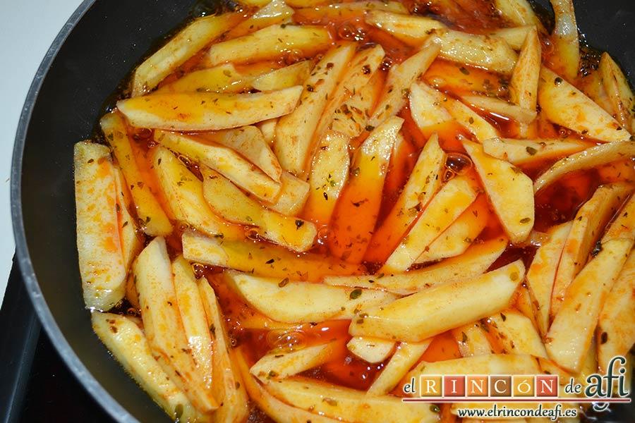 Chuletas de Sajonia con salsa de perejil, en otra sartén freír las papas en su marinado