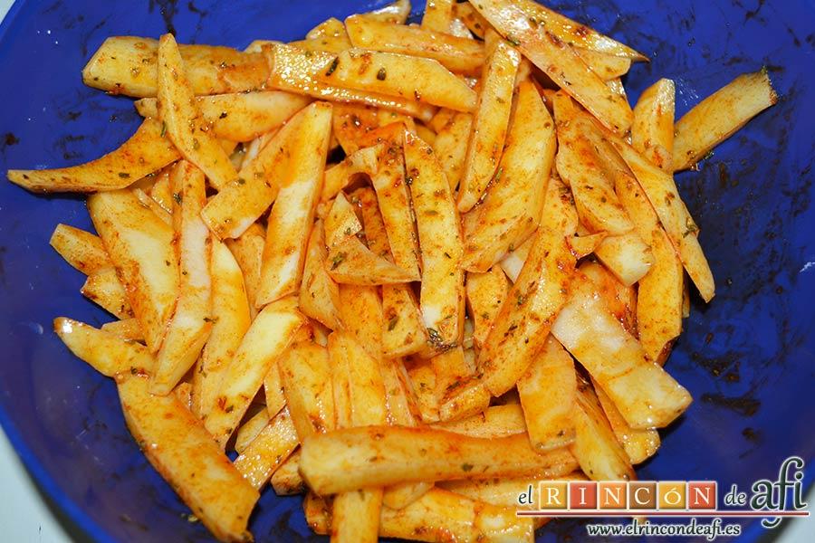 Chuletas de Sajonia con salsa de perejil, mezclar bien con ayuda de unos guantes para que se impregnen