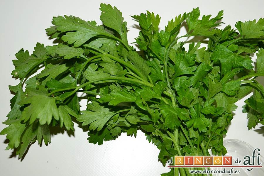 Chuletas de Sajonia con salsa de perejil, lavar y secar el perejil