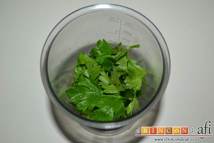 Chuletas de Sajonia con salsa de perejil, ponerlo en un vaso triturador