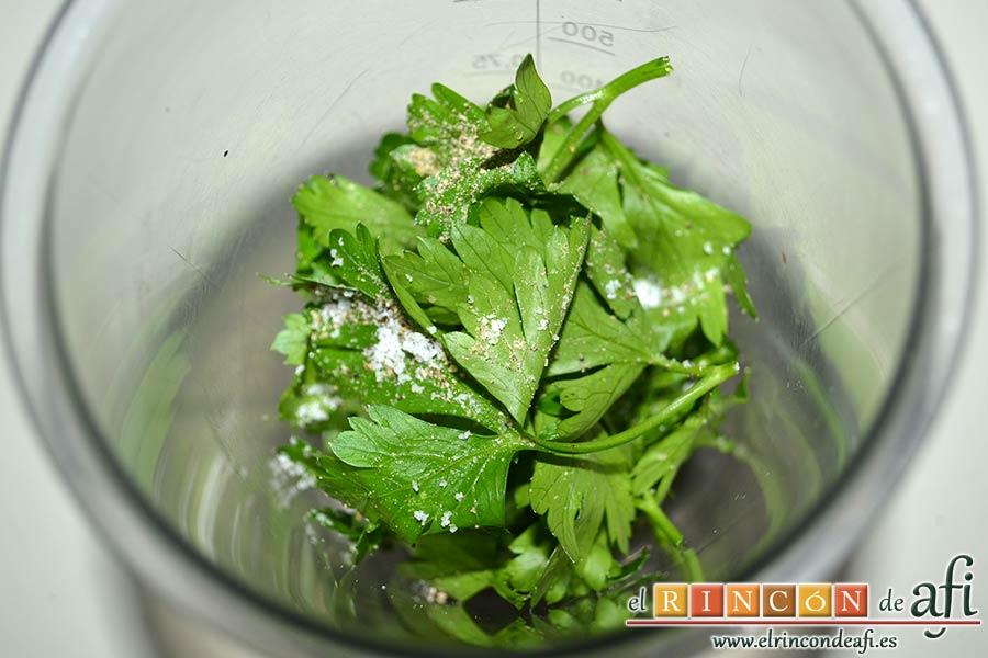 Chuletas de Sajonia con salsa de perejil, añadir sal y pimientas molidas