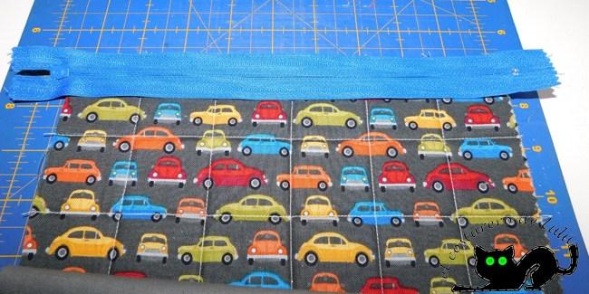 Colocamos la cremallera sobre la tela exterior