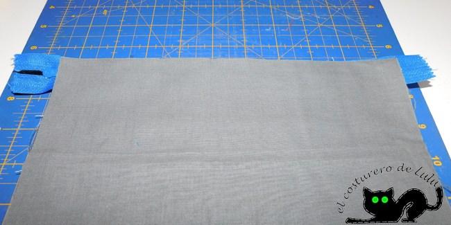 Colocamos la tela interior sobre la cremallera