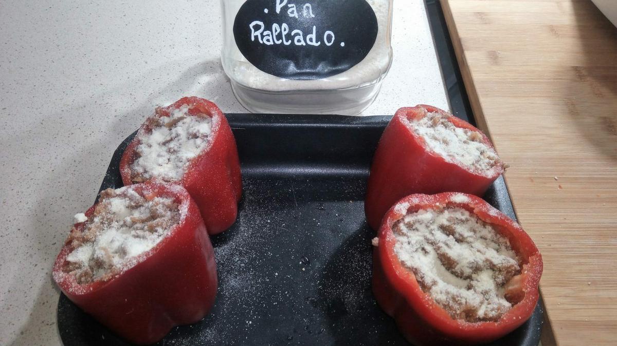 rellenar pimientos con la carne picada y espolvorear con carne picada