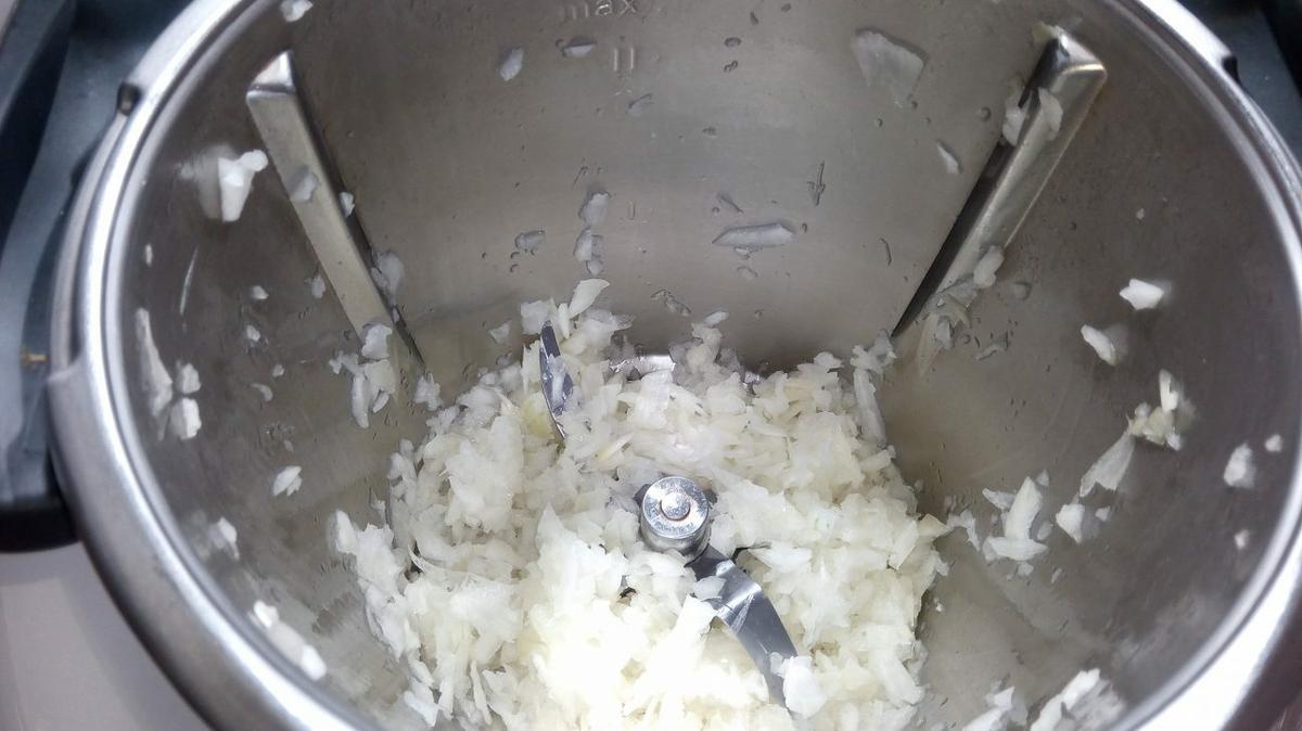 Picar cebollas para el guiso en Thermomix