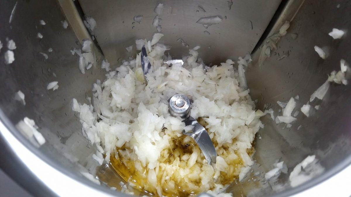 Echar aceite en el guiso de calamares en Thermomix