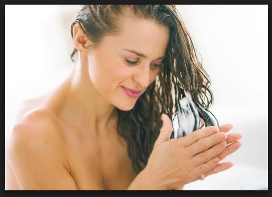 Usar acondicionador de cabello cuando te lavas la cabeza
