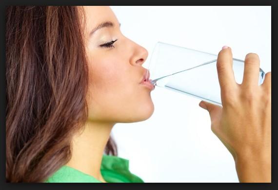 Beber agua ayuda al crecimiento del cabello Muchos son los beneficios que encontramos en el agua para nuestras salud y para el crecimietno del cabello no es la excepción. El agua como fuente de energíapara las celulas de nuestro cuerpo están tambiéb aquellas que tienen que ver con el crecimiento del cabello. Se nutren las células y les proporciona las vitaminas que son necesarias. El agua se encarga de activar las terminaciones nerviosas y sensores de nuestra piel así como del cuero cabelludo lo que hace que mejoren las raíces de nuestro cabello y eso en consecuencia es beneficioso para que incentive el crecimiento del pelo. Mantener el cabello hidratado es importante para el crecimiento del cabello, beber suficiente agua puede además ayudar a deshacerse de la caspa y también del problema del adelgazamiento en el cabello. A partir de ahora tienes otro motivo más para beber vasos de agua todo el día.